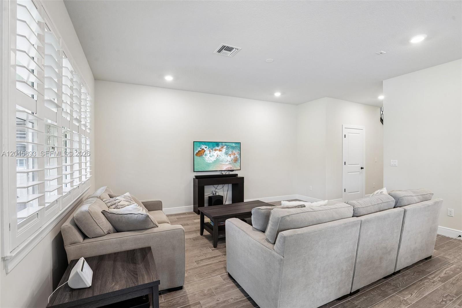 1636 3 / 3 1881 sq. ft. $ 2026-06-30 0 Photo