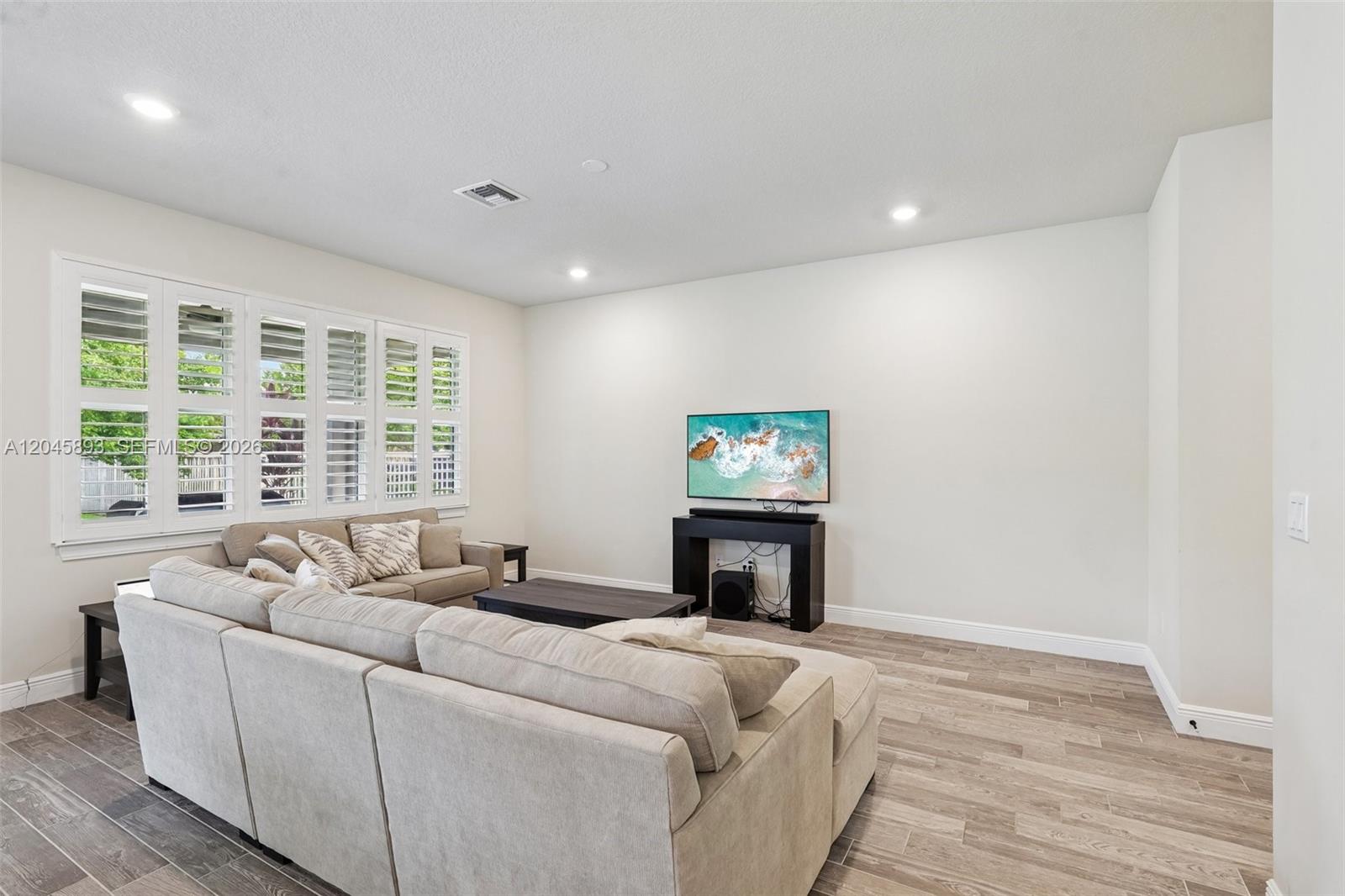 1636 3 / 3 1881 sq. ft. $ 2026-06-30 0 Photo