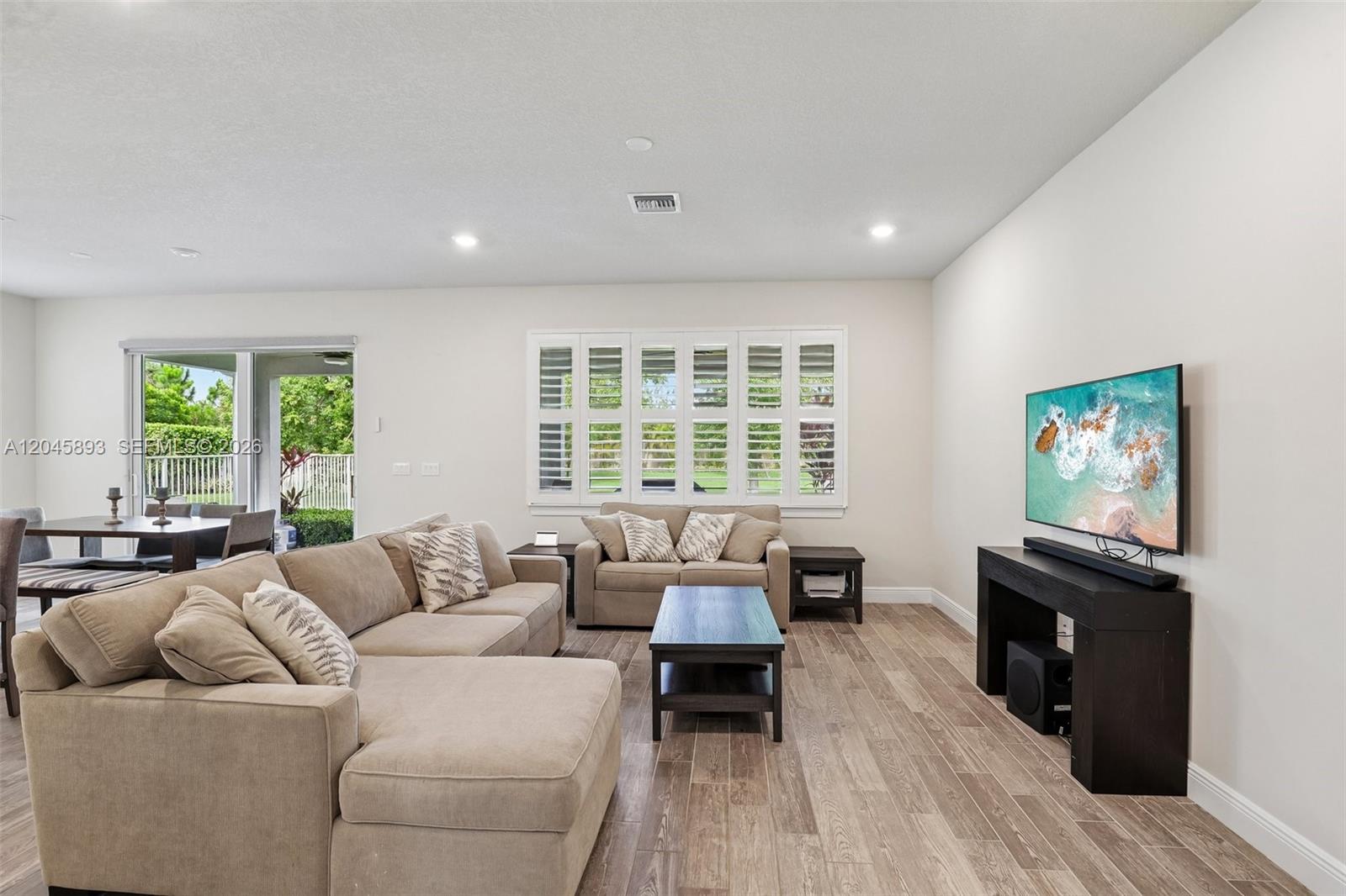 1636 3 / 3 1881 sq. ft. $ 2026-06-30 0 Photo