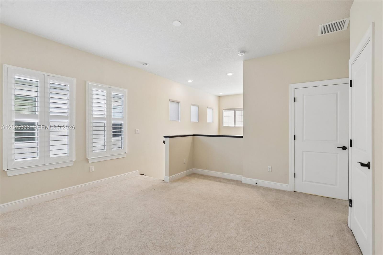 1636 3 / 3 1881 sq. ft. $ 2026-06-30 0 Photo