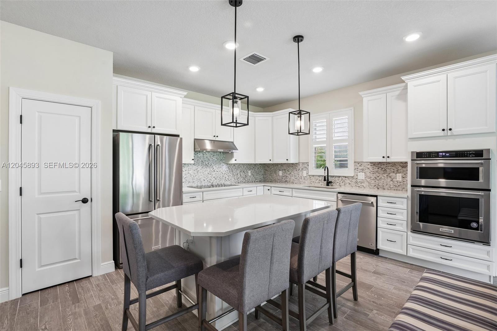 1636 3 / 3 1881 sq. ft. $ 2026-06-30 0 Photo
