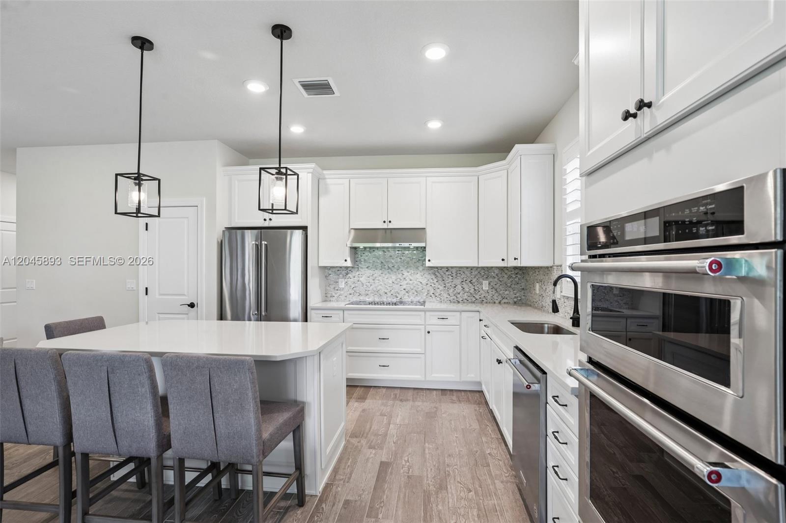 1636 3 / 3 1881 sq. ft. $ 2026-06-30 0 Photo