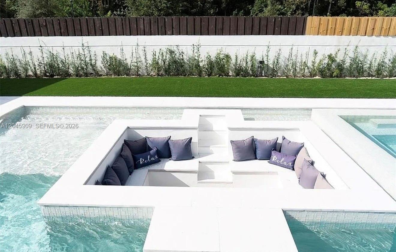 Ver detalles 18250 3 / 2 1988 sq. ft. $ 2026-08-12 0 foto