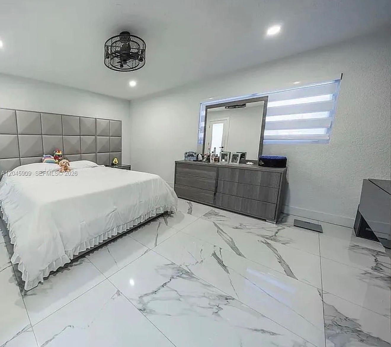 Ver detalles 18250 3 / 2 1988 sq. ft. $ 2026-08-12 0 foto