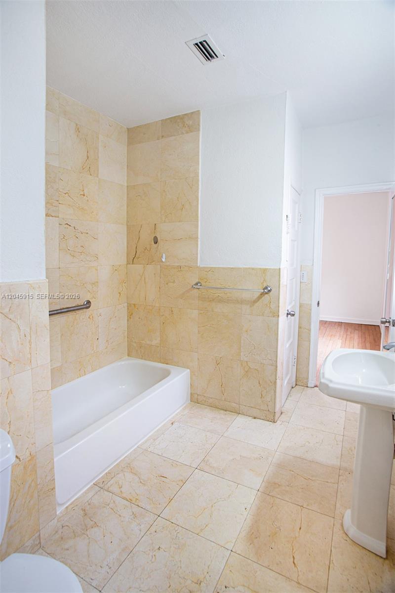   /   sq. ft. $ 2026-06-30 0 foto