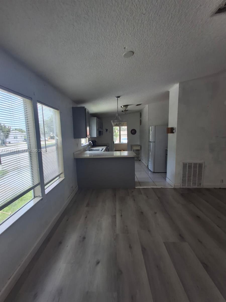 Ver detalles 3 / 2 1430 sq. ft. $ 2026-08-17 0 foto