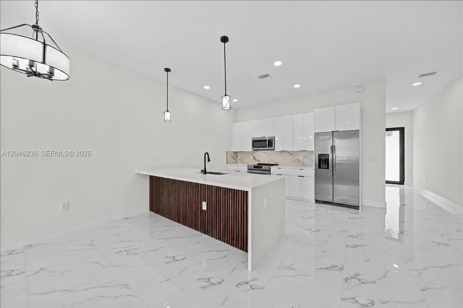   /  2498 sq. ft. $ 2026-07-01 0 foto