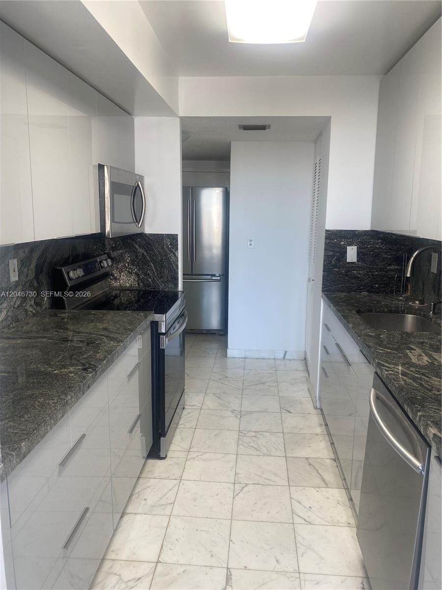 1206 1 / 2 938 sq. ft. $ 2026-07-01 0 foto
