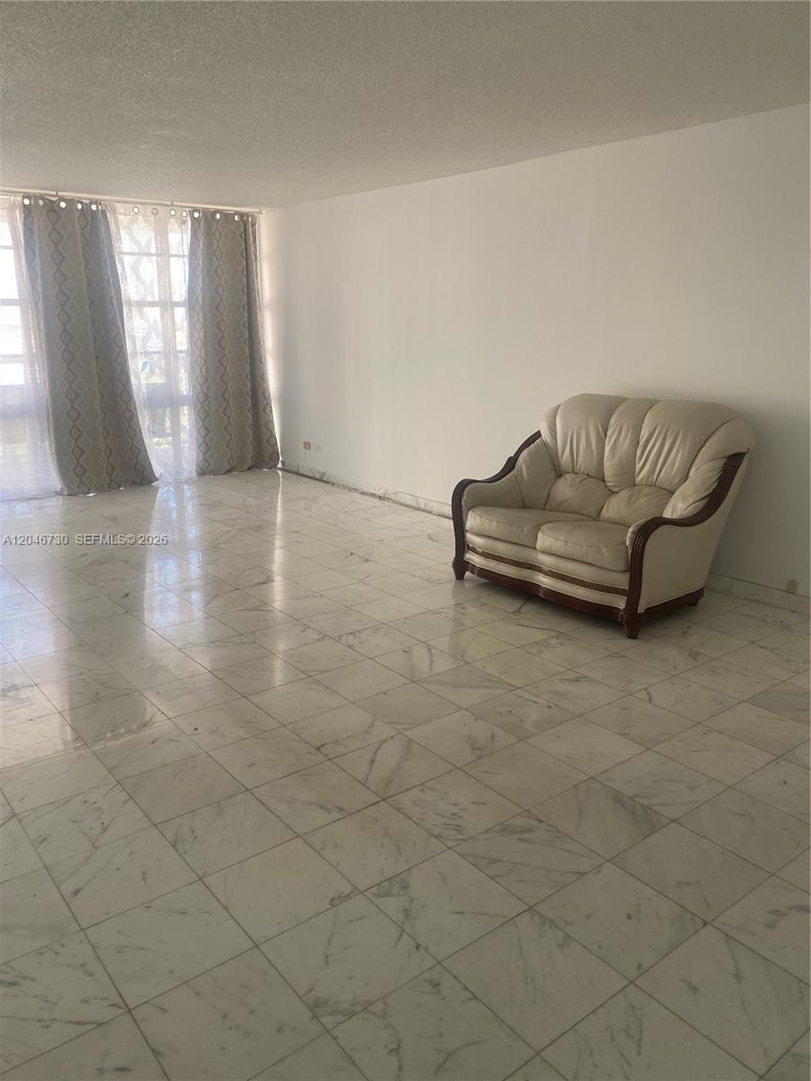 1206 1 / 2 938 sq. ft. $ 2026-07-01 0 foto