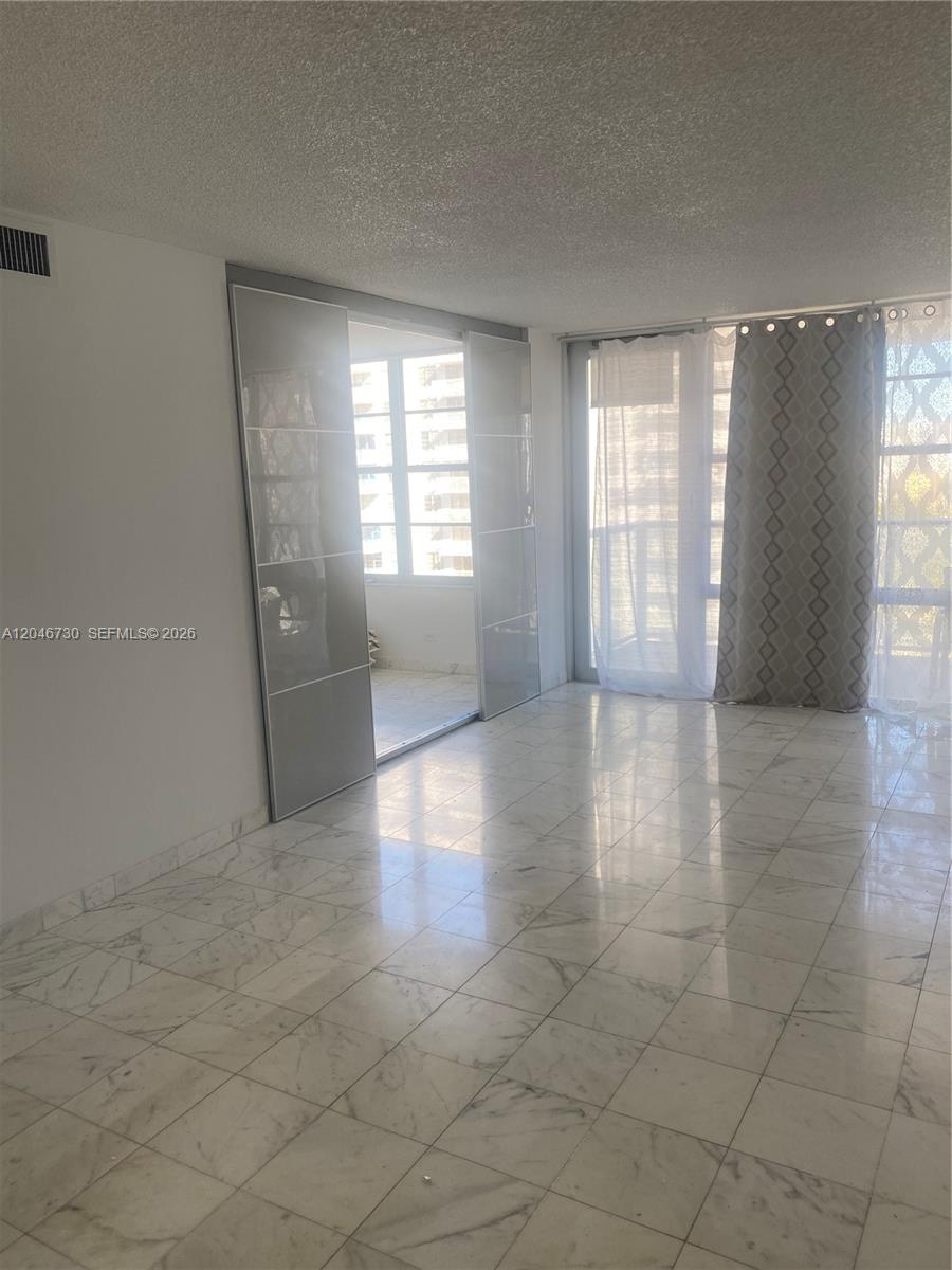 1206 1 / 2 938 sq. ft. $ 2026-07-01 0 foto