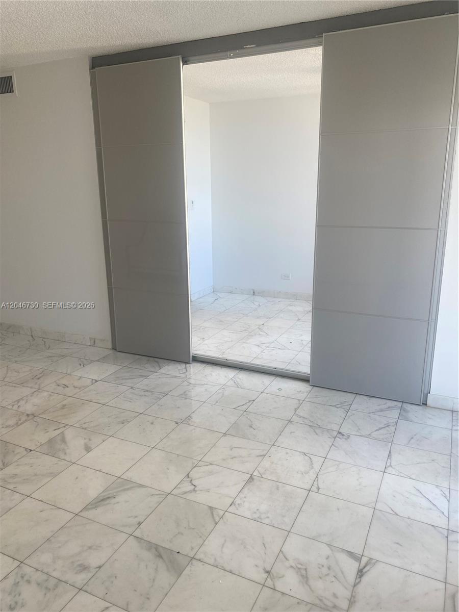 1206 1 / 2 938 sq. ft. $ 2026-07-01 0 foto