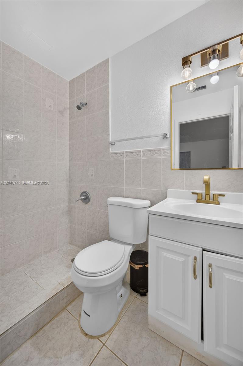 738 4 / 2 1116 sq. ft. $ 2026-07-01 0 foto