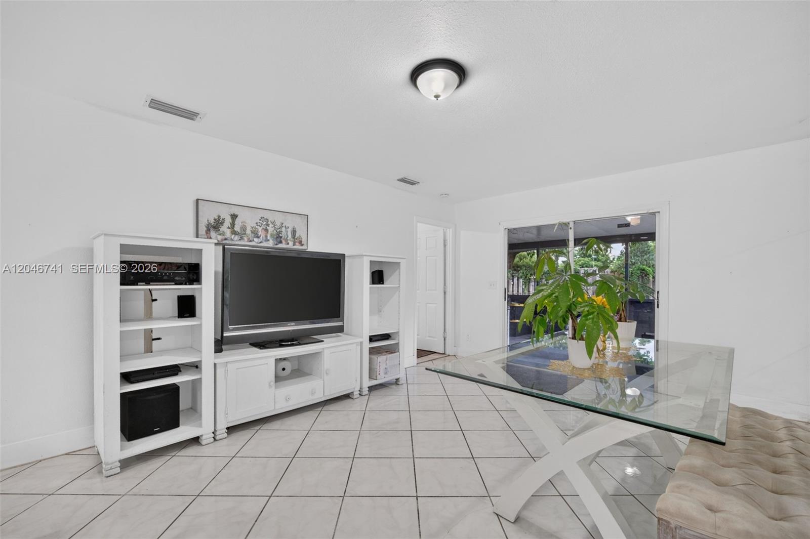 738 4 / 2 1116 sq. ft. $ 2026-07-01 0 foto