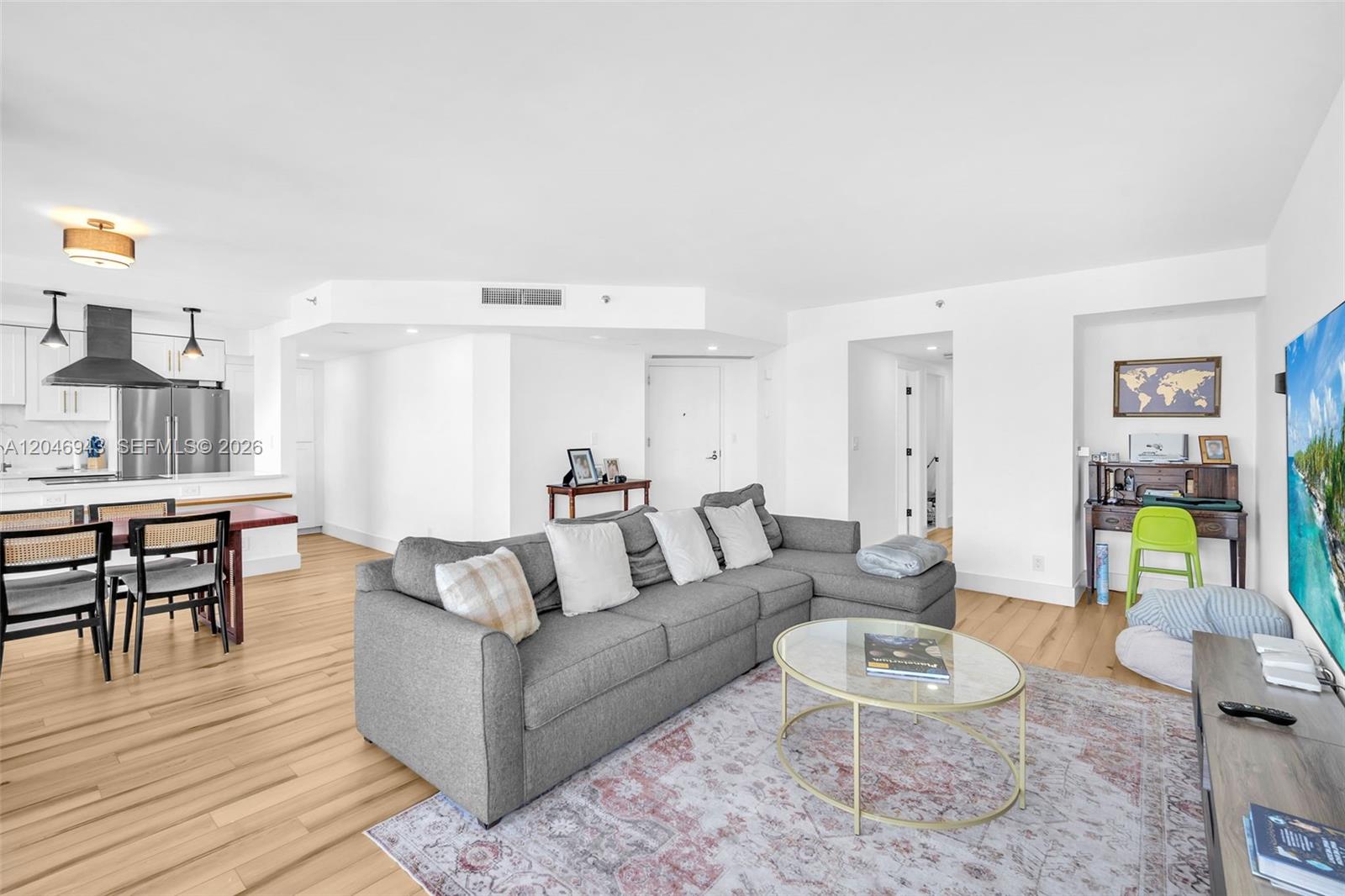 Ver detalles 1206 3 / 3 1696 sq. ft. $ 2026-07-02 0 foto