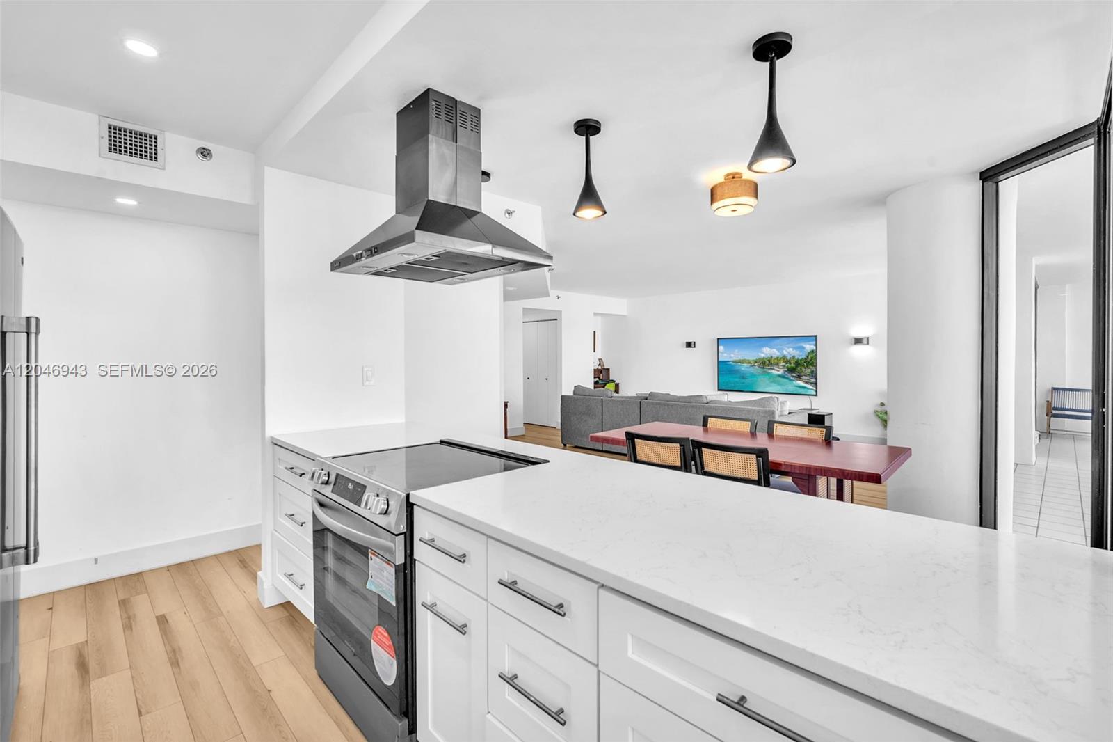 Ver detalles 1206 3 / 3 1696 sq. ft. $ 2026-07-02 0 foto