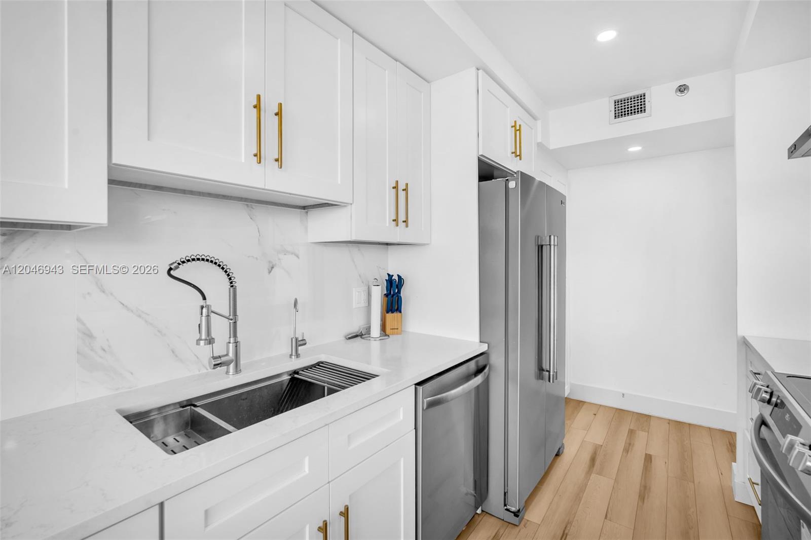 Ver detalles 1206 3 / 3 1696 sq. ft. $ 2026-07-02 0 foto