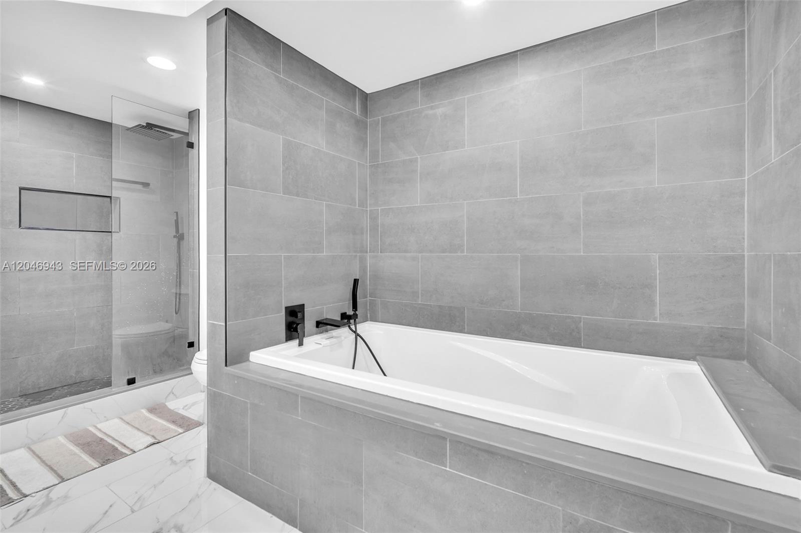 Ver detalles 1206 3 / 3 1696 sq. ft. $ 2026-07-02 0 foto