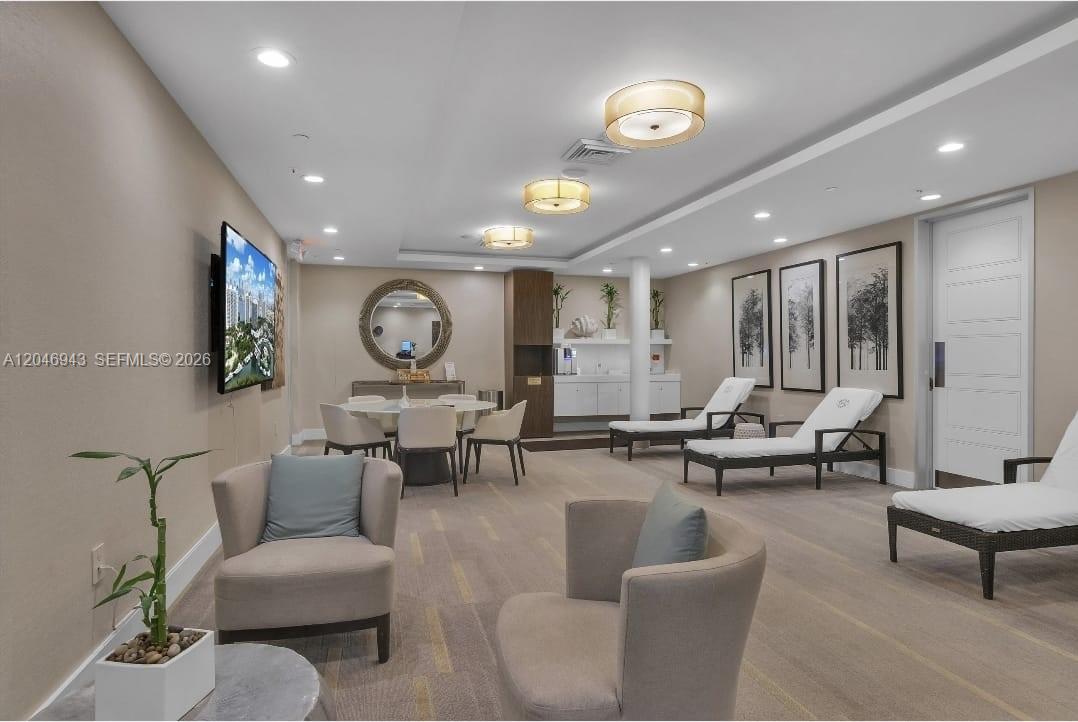 Ver detalles 1206 3 / 3 1696 sq. ft. $ 2026-07-02 0 foto