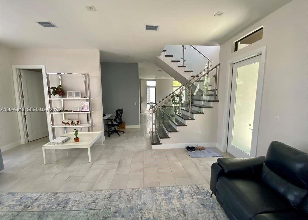 8256 4 / 4 2844 sq. ft. $ 2026-07-02 0 foto