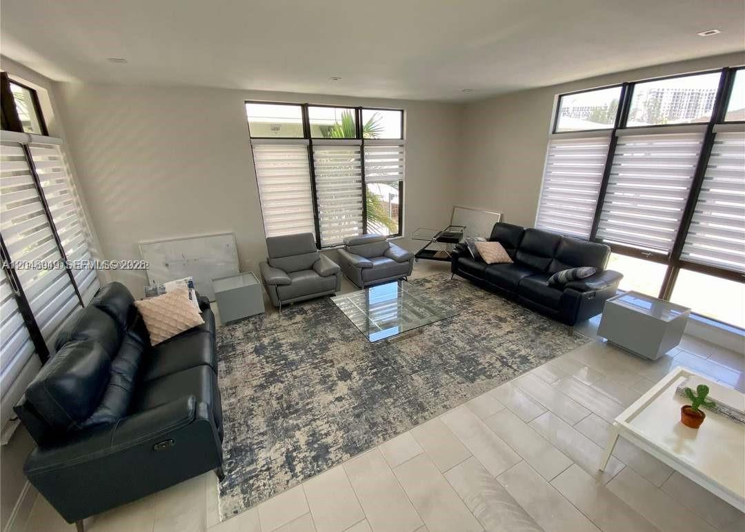 8256 4 / 4 2844 sq. ft. $ 2026-07-02 0 foto