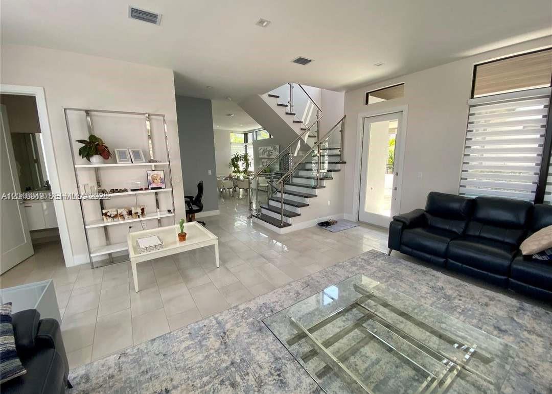 8256 4 / 4 2844 sq. ft. $ 2026-07-02 0 foto