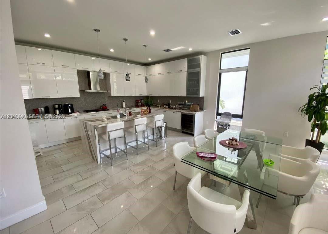 8256 4 / 4 2844 sq. ft. $ 2026-07-02 0 foto