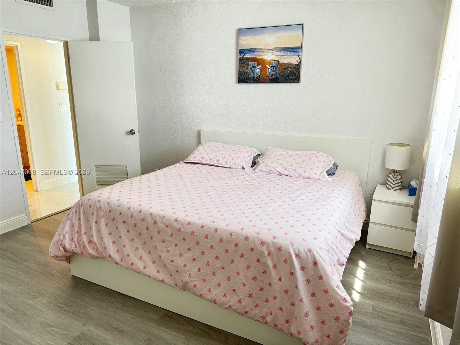 Photo of 3901 Ocean Dr #14Z, Hollywood, Florida, 33019 - king size bed