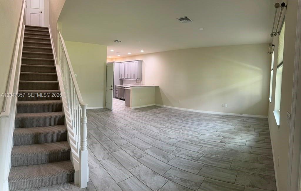 See details 4022 3 / 3 1421 sq. ft. $ 2026-07-02 0 Photo