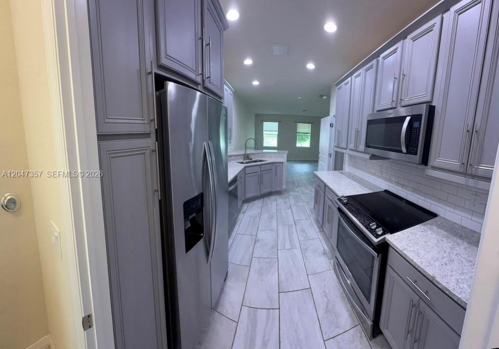 See details 4022 3 / 3 1421 sq. ft. $ 2026-07-02 0 Photo