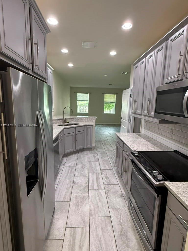 See details 4022 3 / 3 1421 sq. ft. $ 2026-07-02 0 Photo