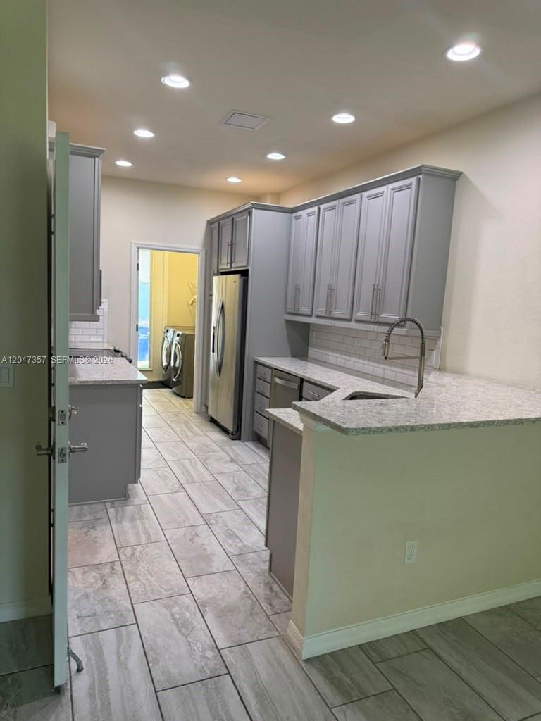 See details 4022 3 / 3 1421 sq. ft. $ 2026-07-02 0 Photo