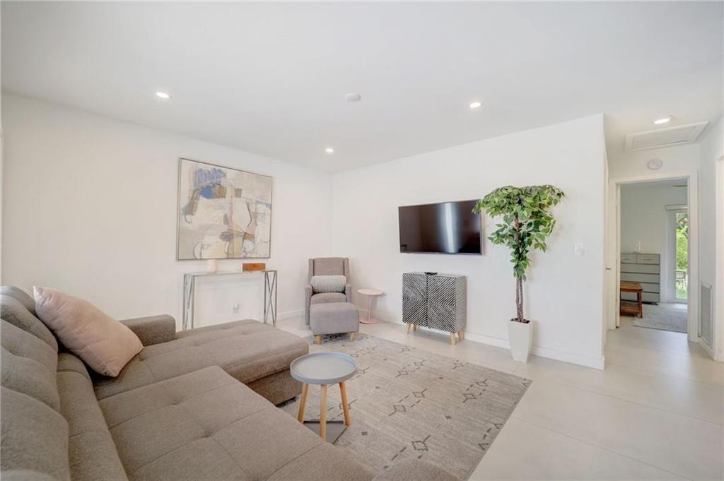 1-2  / 0 2215 sq. ft. $ 2026-07-24 0 foto