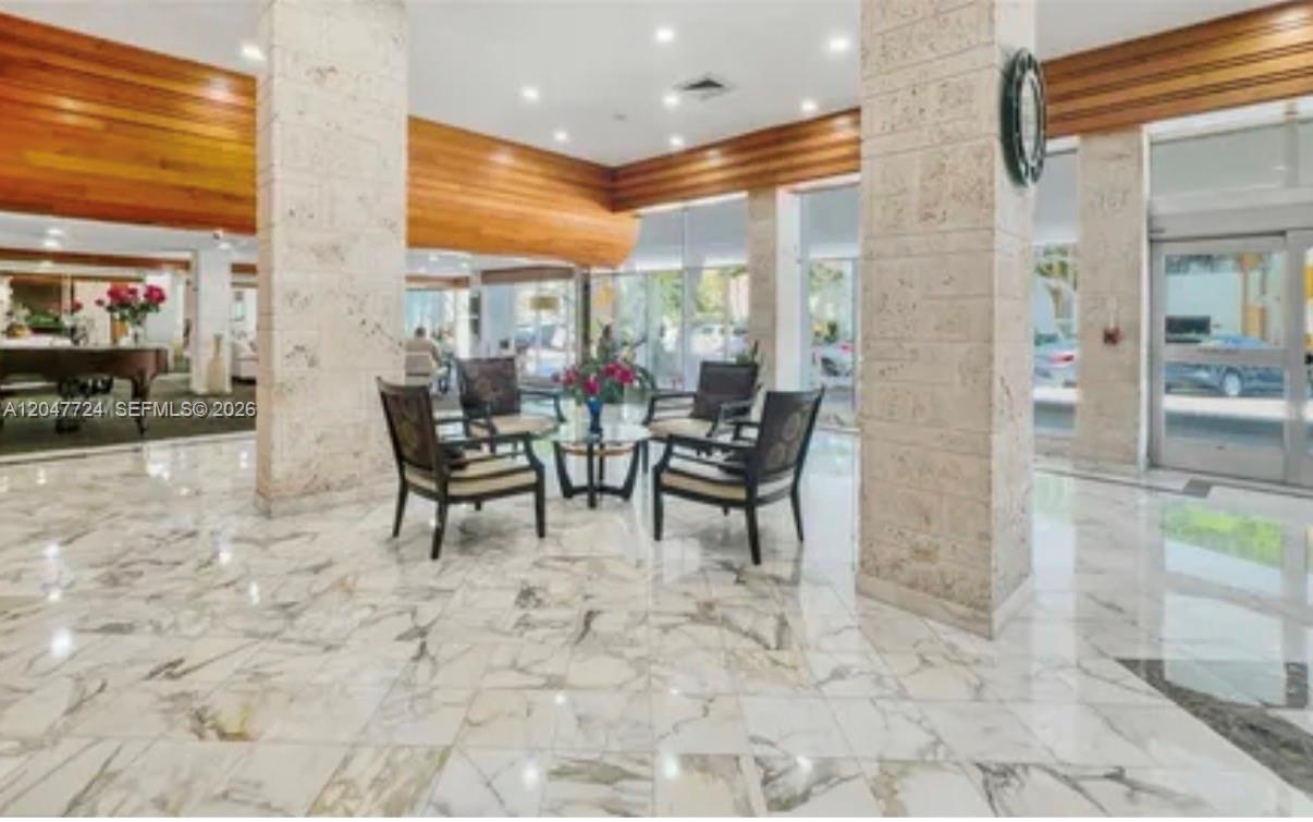 Ver detalles 1208 2 / 2 1233 sq. ft. $ 2026-07-03 0 foto