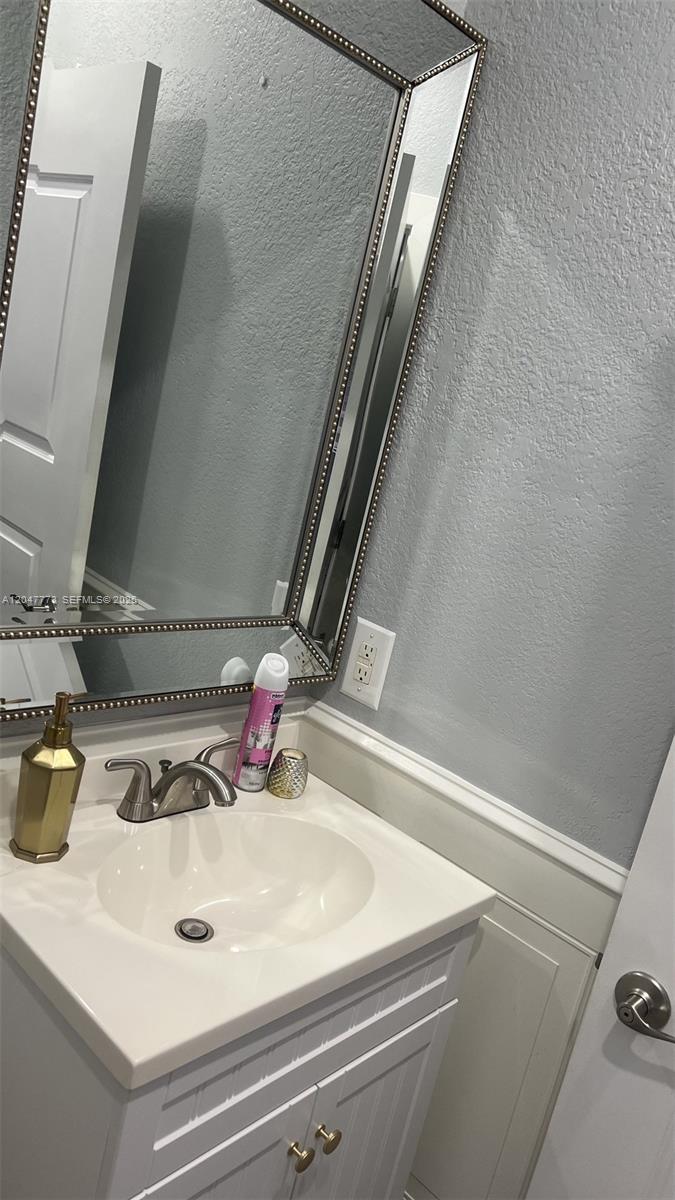 Ver detalles 2535 4 / 2 2160 sq. ft. $ 2026-07-03 0 foto