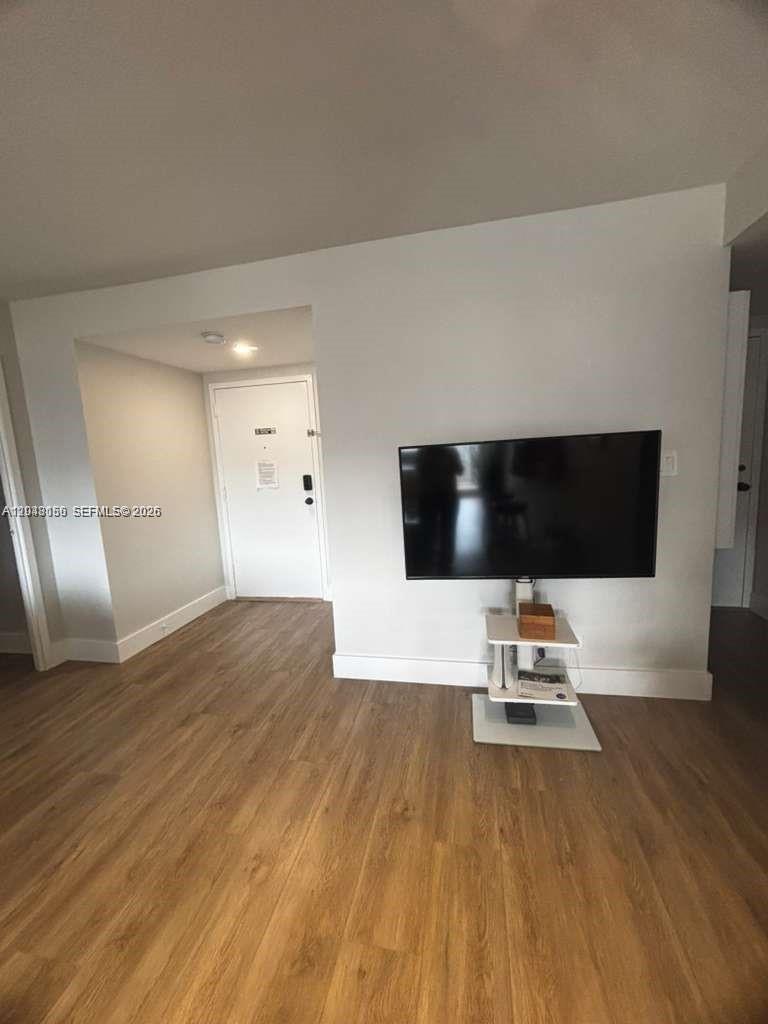 See details 1215 1 / 2 943 sq. ft. $ 2026-07-05 0 Photo
