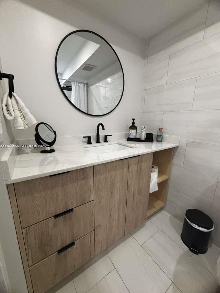 See details 1215 1 / 2 943 sq. ft. $ 2026-07-05 0 Photo