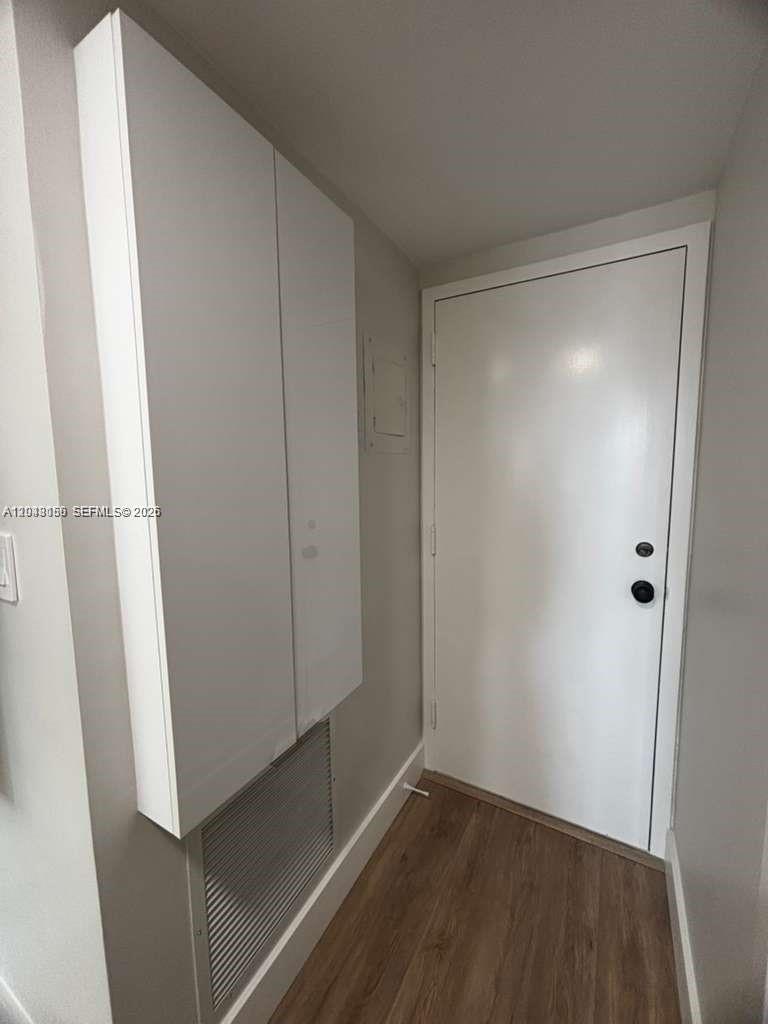 See details 1215 1 / 2 943 sq. ft. $ 2026-07-05 0 Photo