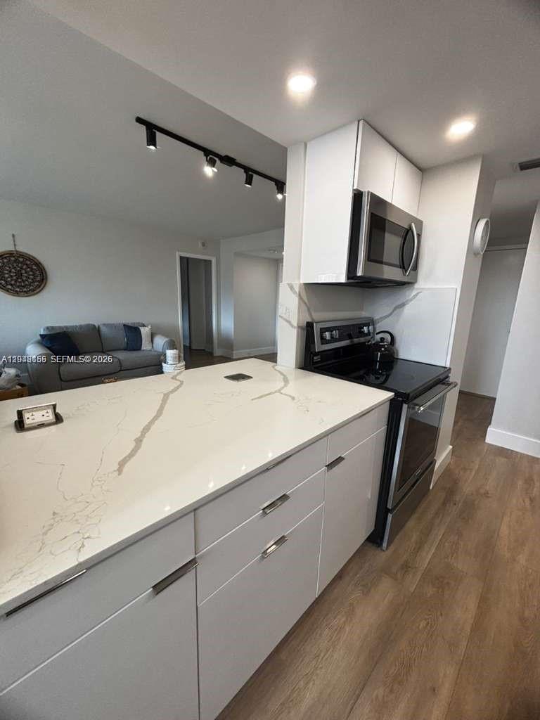 See details 1215 1 / 2 943 sq. ft. $ 2026-07-05 0 Photo