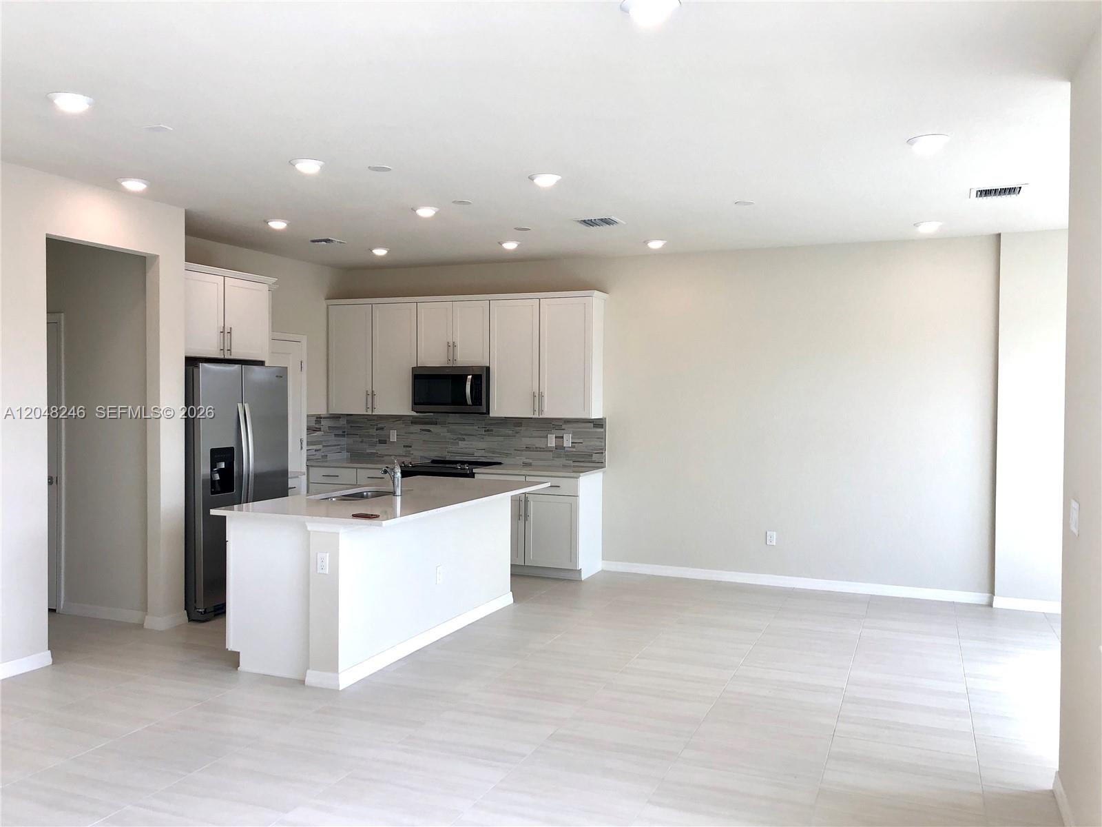 See details 4984 3 / 3 2165 sq. ft. $ 2026-07-05 0 Photo