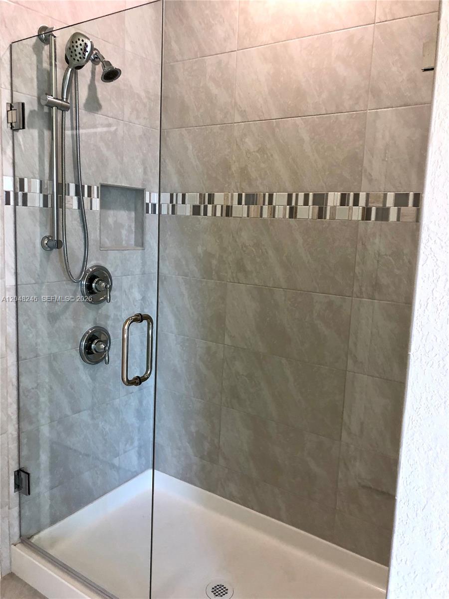 See details 4984 3 / 3 2165 sq. ft. $ 2026-07-05 0 Photo
