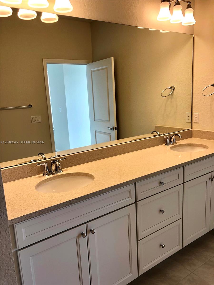 See details 4984 3 / 3 2165 sq. ft. $ 2026-07-05 0 Photo