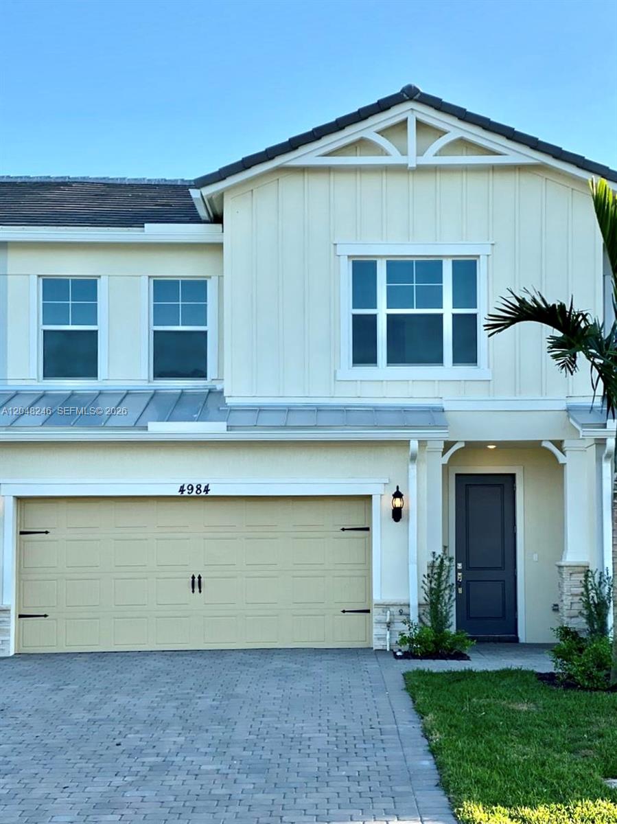 See details 4984 3 / 3 2165 sq. ft. $ 2026-07-05 0 Photo