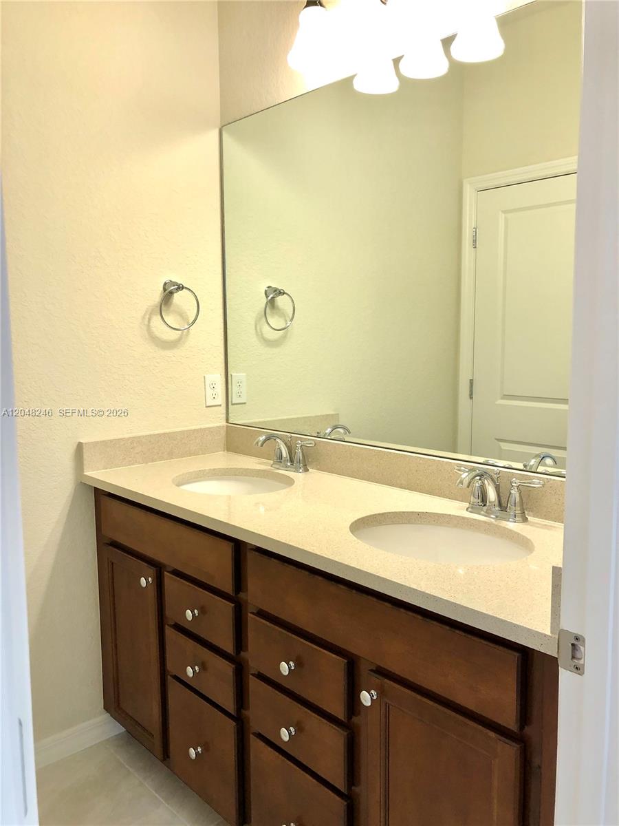 See details 4984 3 / 3 2165 sq. ft. $ 2026-07-05 0 Photo