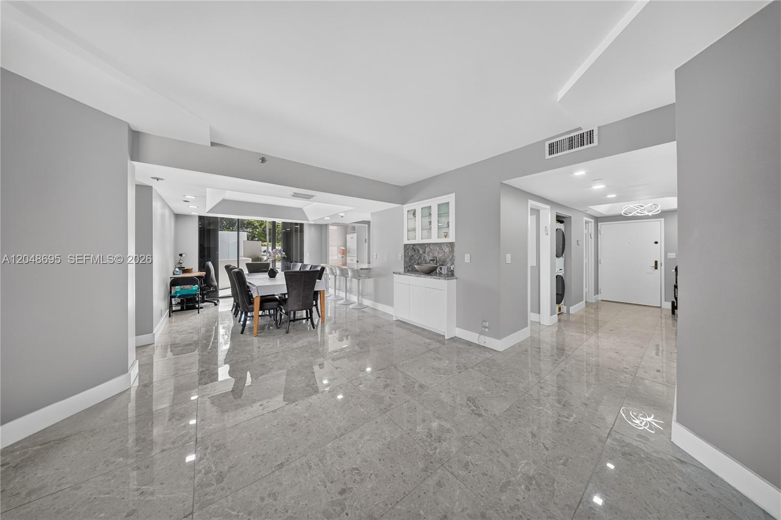 302 3 / 3 1910 sq. ft. $ 2026-07-06 0 foto