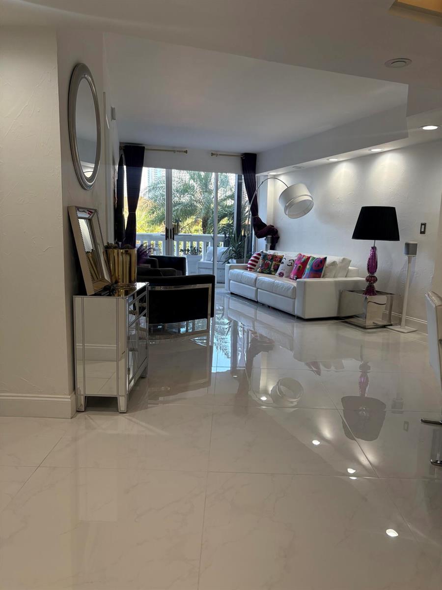 See details 305 2 / 2 1230 sq. ft. $ 2026-07-08 0 Photo