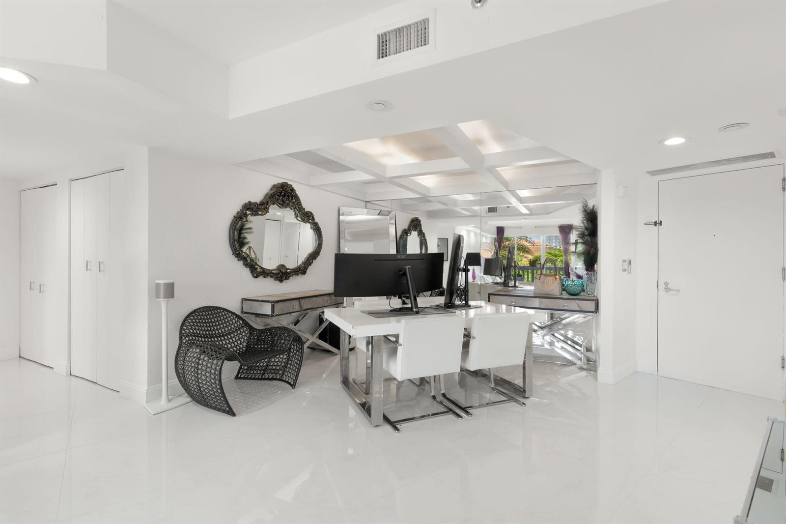 305 2 / 2 1230 sq. ft. $ 2026-07-22 0 foto
