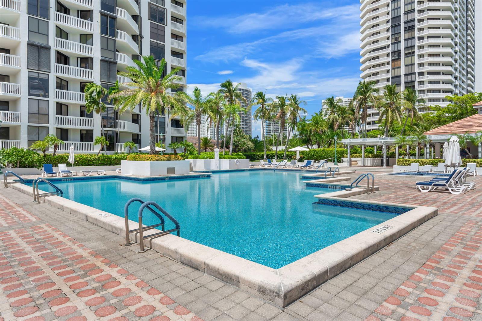 305 2 / 2 1230 sq. ft. $ 2026-07-22 0 foto