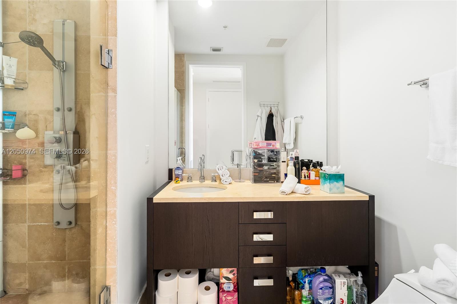 See details 3408 2 / 3 1570 sq. ft. $ 2026-07-09 0 Photo