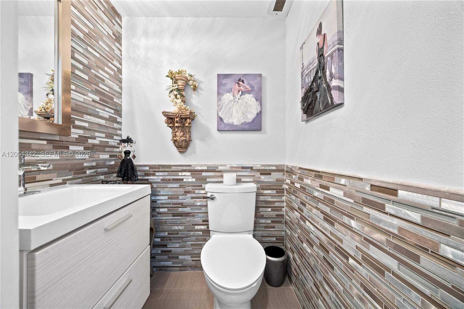 See details 903 1 / 2 762 sq. ft. $ 2026-07-10 0 Photo
