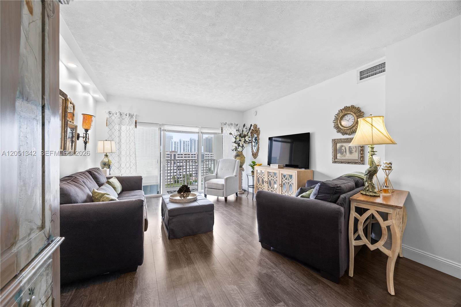 See details 903 1 / 2 762 sq. ft. $ 2026-07-10 0 Photo